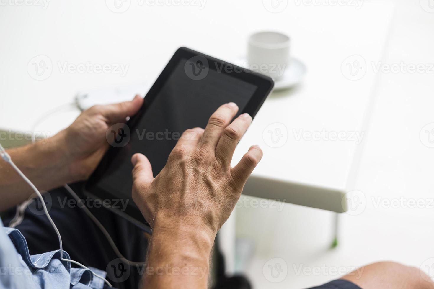 Handberührung auf digitalem Touchscreen-Tablet foto