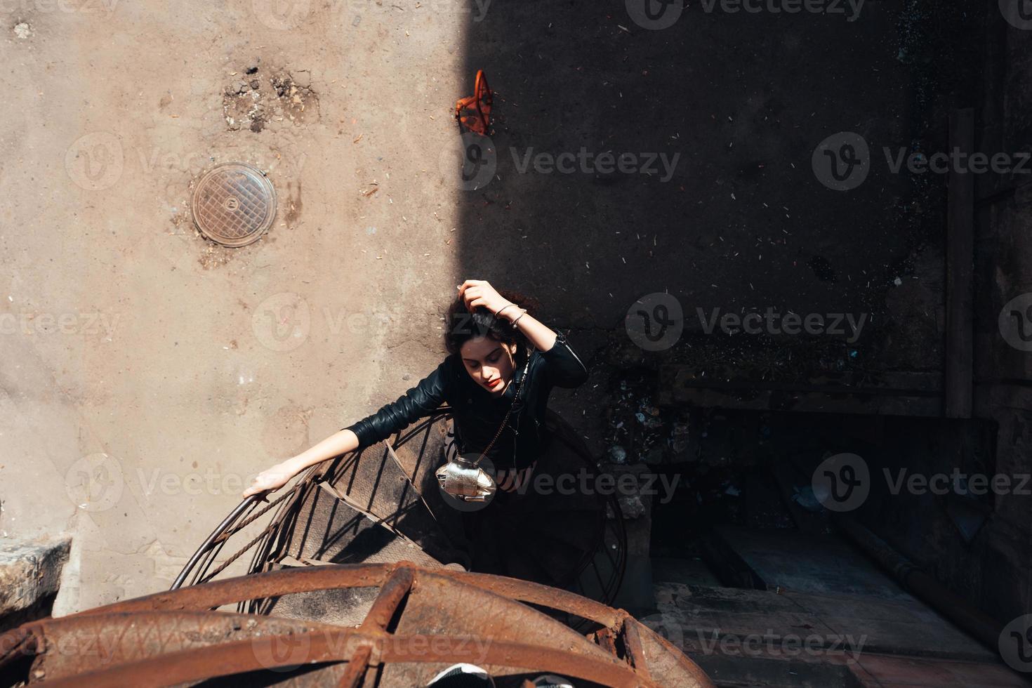 Mädchen posiert auf einer Wendeltreppe foto