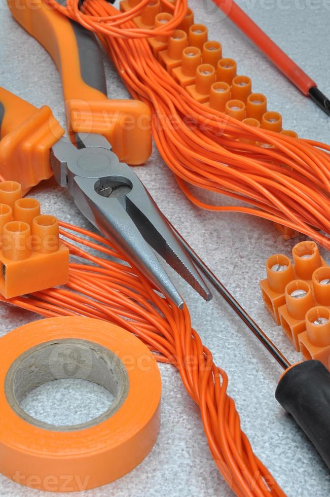 Werkzeuge und Elektrokomponenten-Kit zur Verwendung in Elektroinstallationen foto