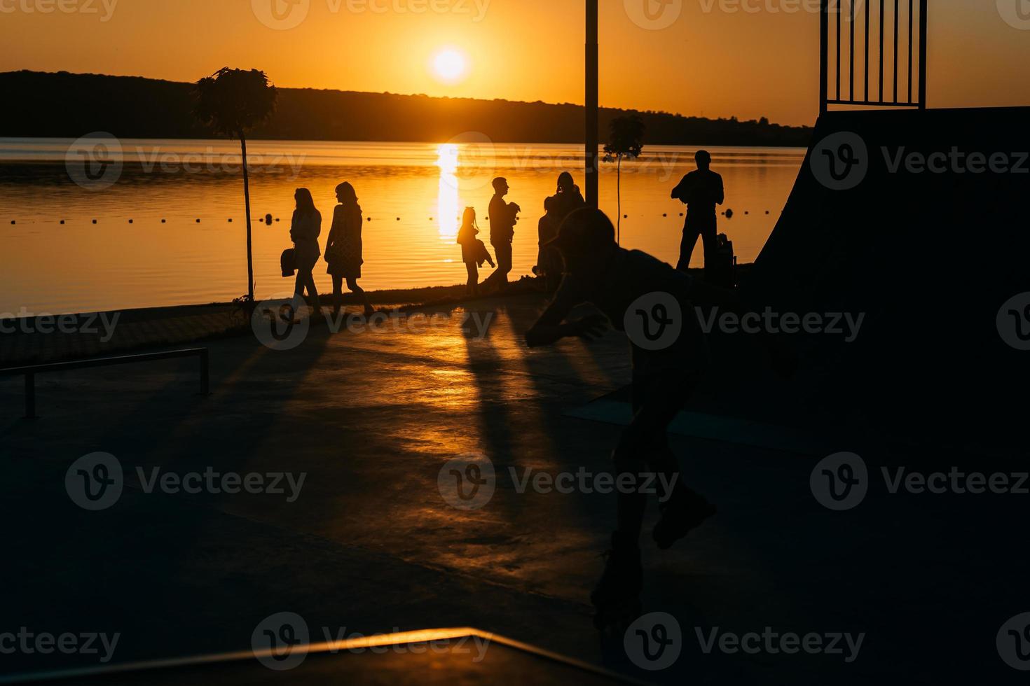 Menschen ruhen sich auf einem Sportplatz am Flussufer aus foto