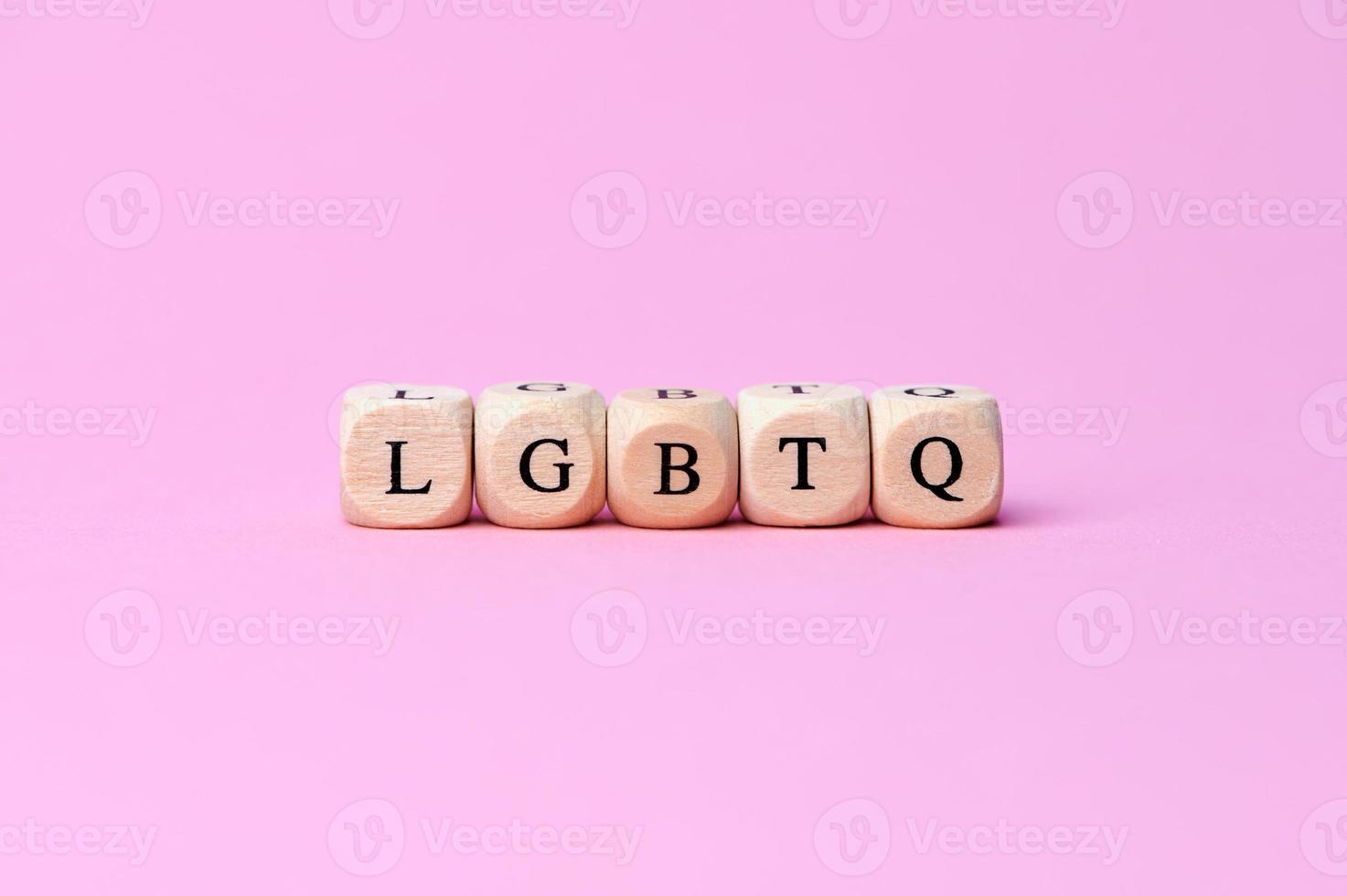 Holzwürfel mit den Großbuchstaben lgbtq, was die Abkürzung für Lesbian, Gay, Bisexual, Transgender und Queer ist foto