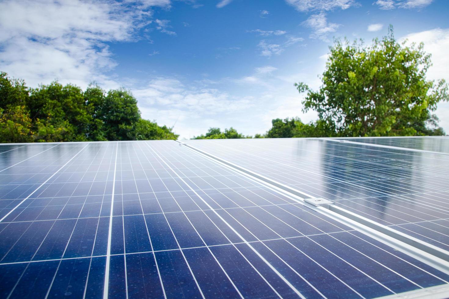 Sonnenkollektoren zur Erzeugung und Verteilung von Strom. Konzept der Energietechnik foto