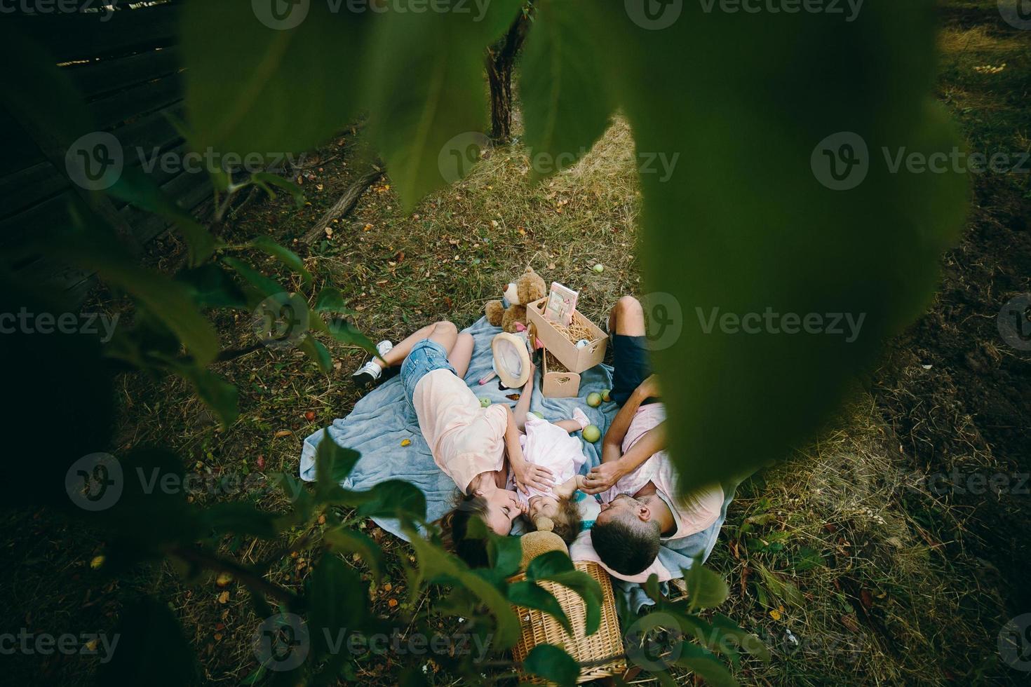 glückliche Familie auf dem Rasen im Park foto