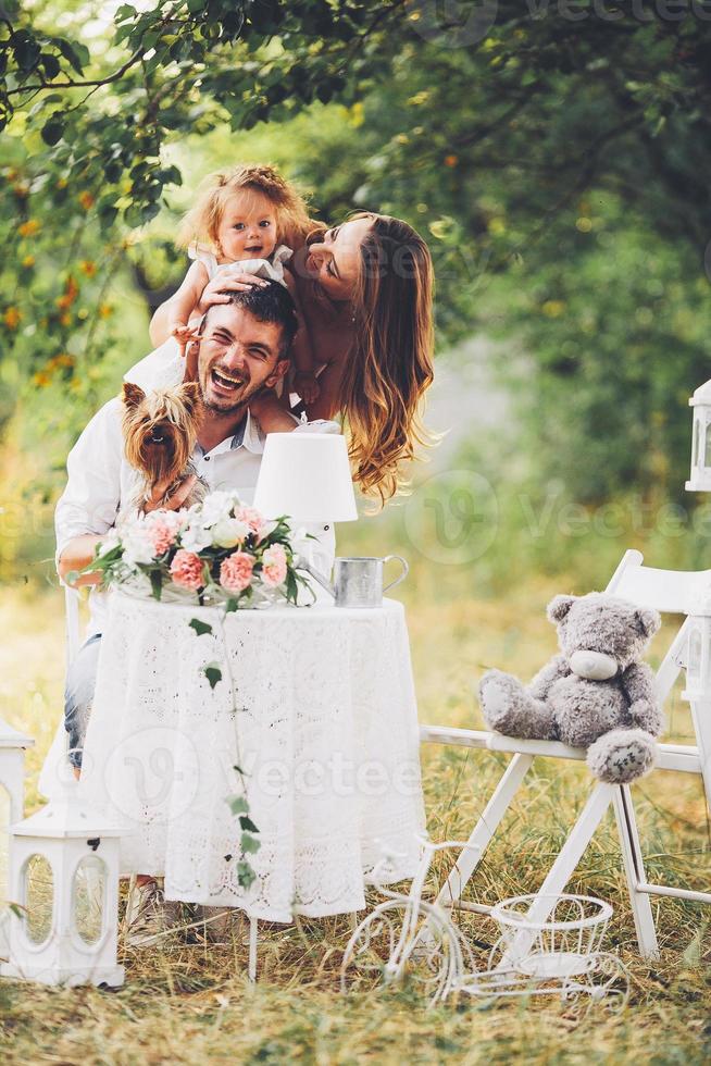 junge Familie mit Kind bei einem Picknick foto