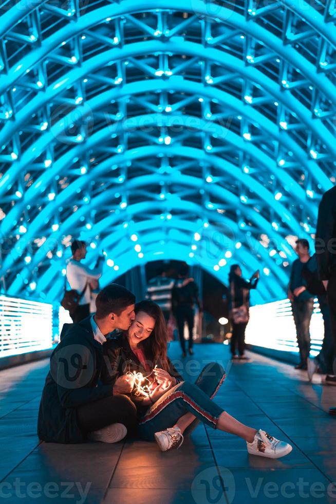 Liebespaar auf der Brücke des Friedens foto