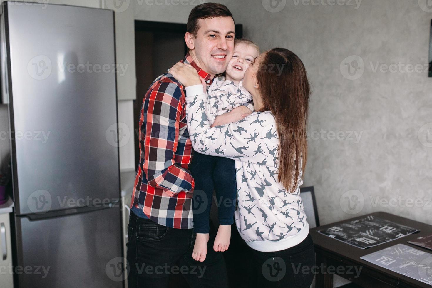 mama, papa und kleines mädchen haben zusammen spaß foto