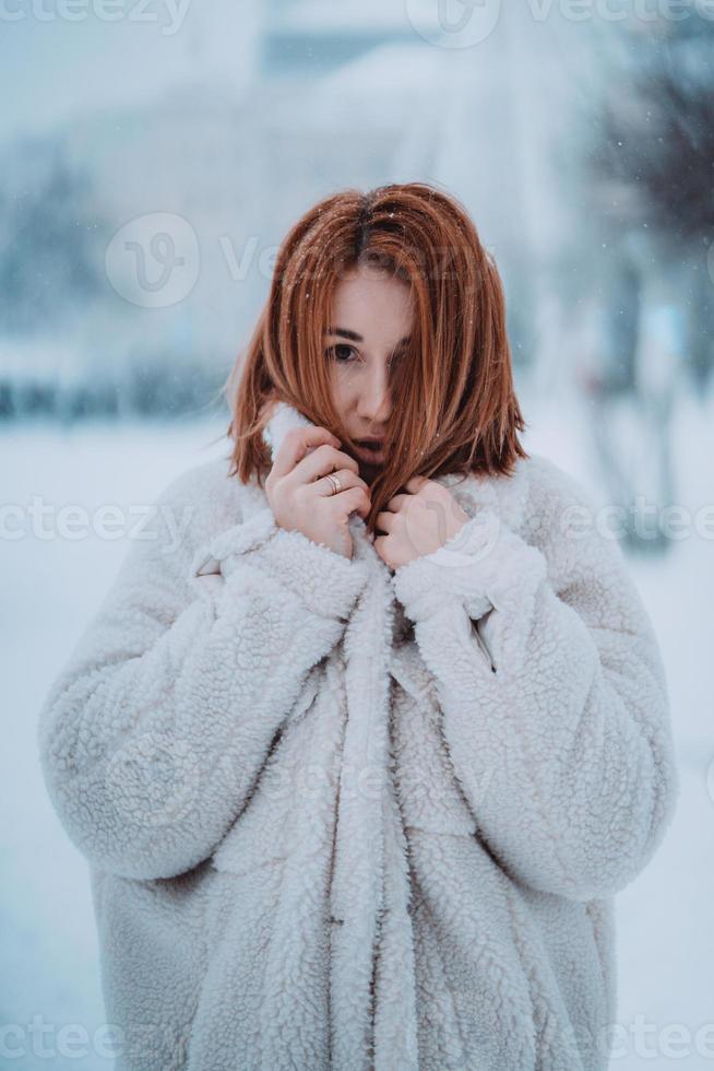 Portrait weibliches Modell draußen im ersten Schnee foto