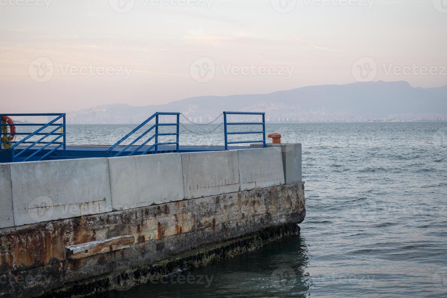 Pier, Golf von Izmir und Landschaft foto