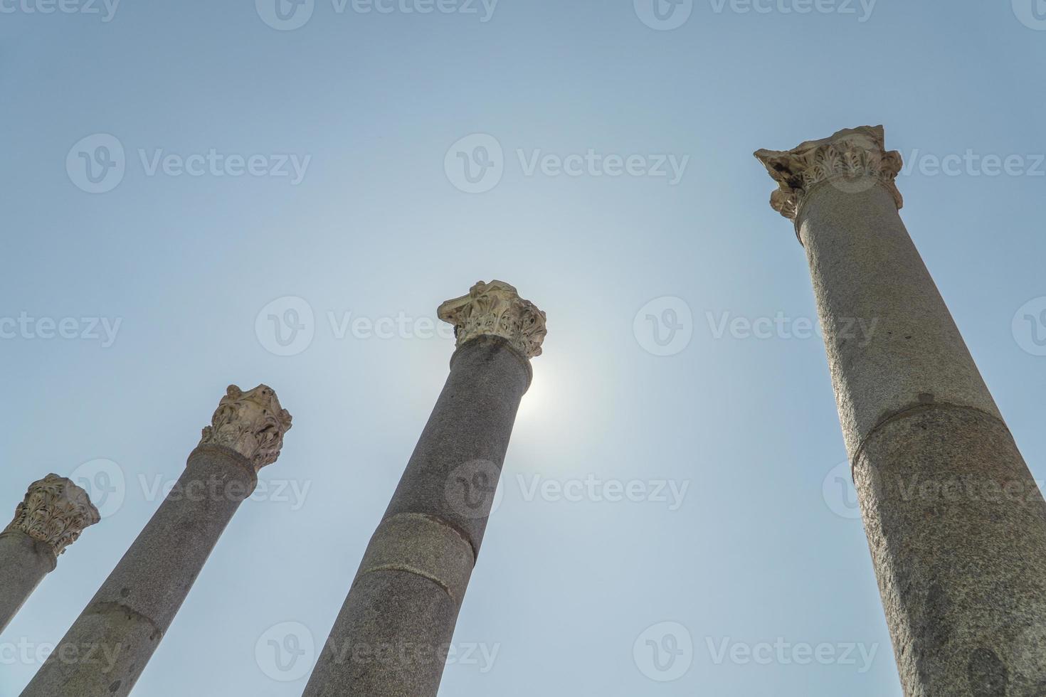 blauer Himmel und historische Artefakte foto