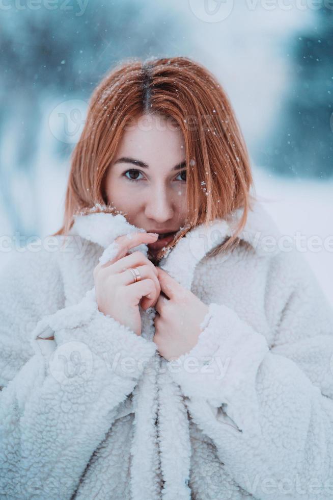 Portrait weibliches Modell draußen im ersten Schnee foto