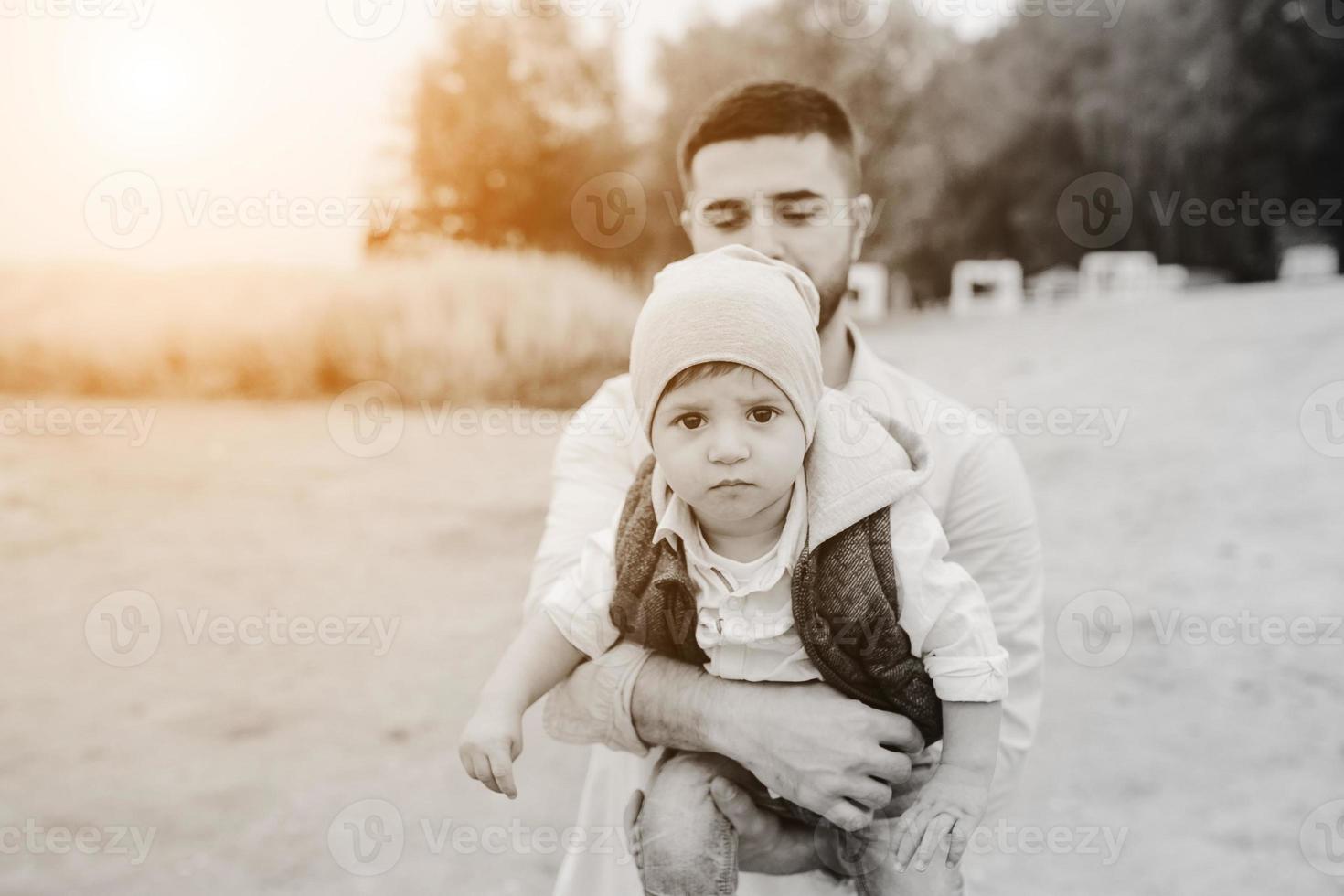 Vater mit kleinem Sohn im Arm foto