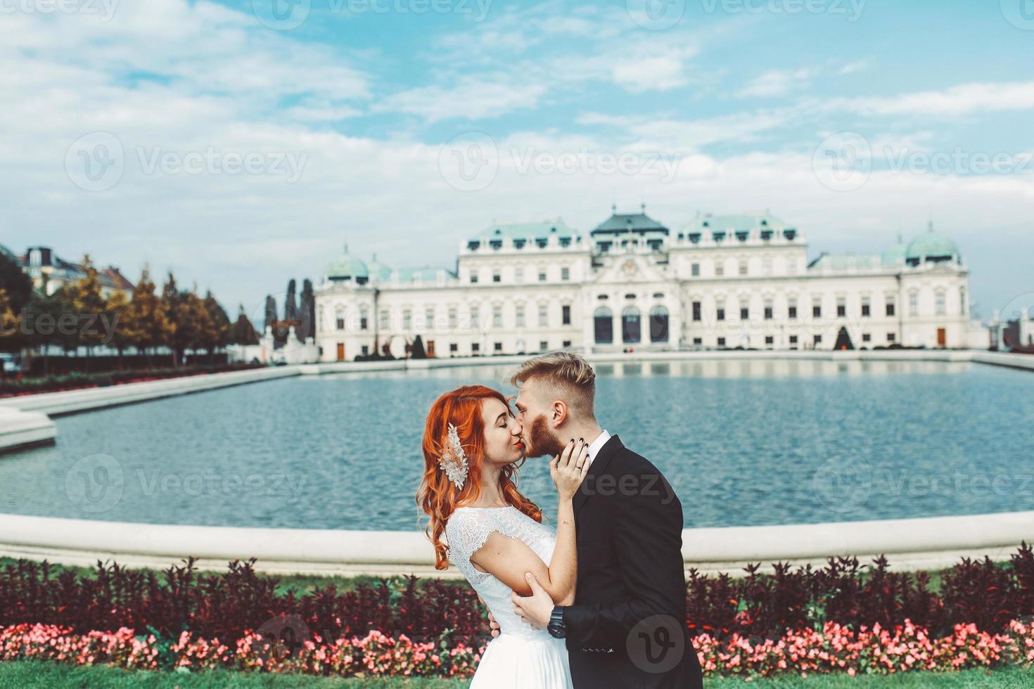 Hochzeitspaar bei einem Spaziergang im Anwesen des Belvedere in Wien foto