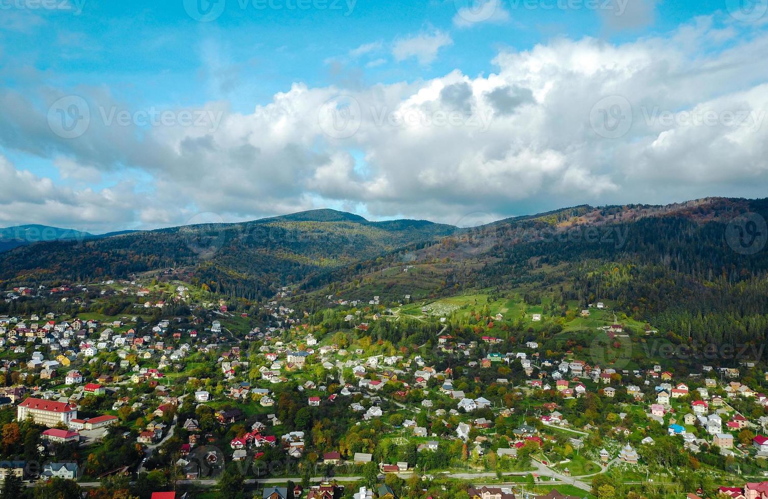 kleine Stadt im Grünen foto