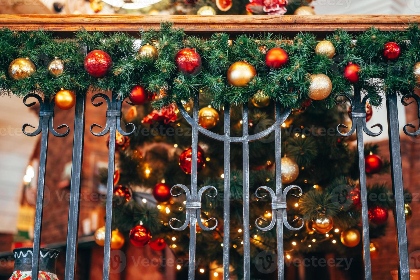 Weihnachtsdekoration liegt auf dem geschmiedeten Geländer. foto