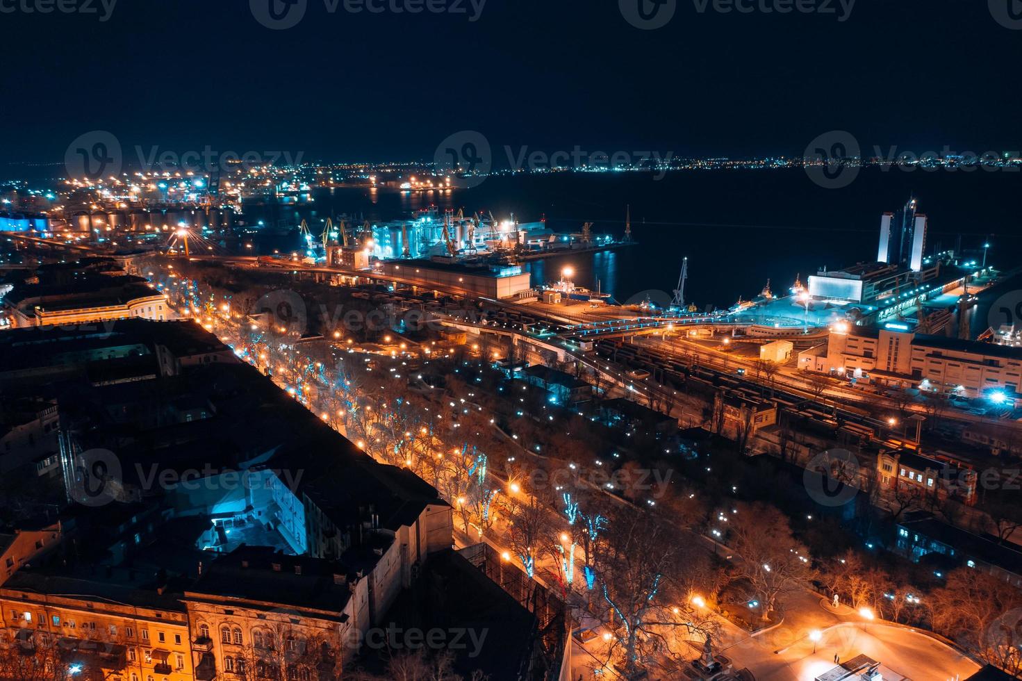 Luftaufnahme des Seefrachthafens und des Containerterminals foto
