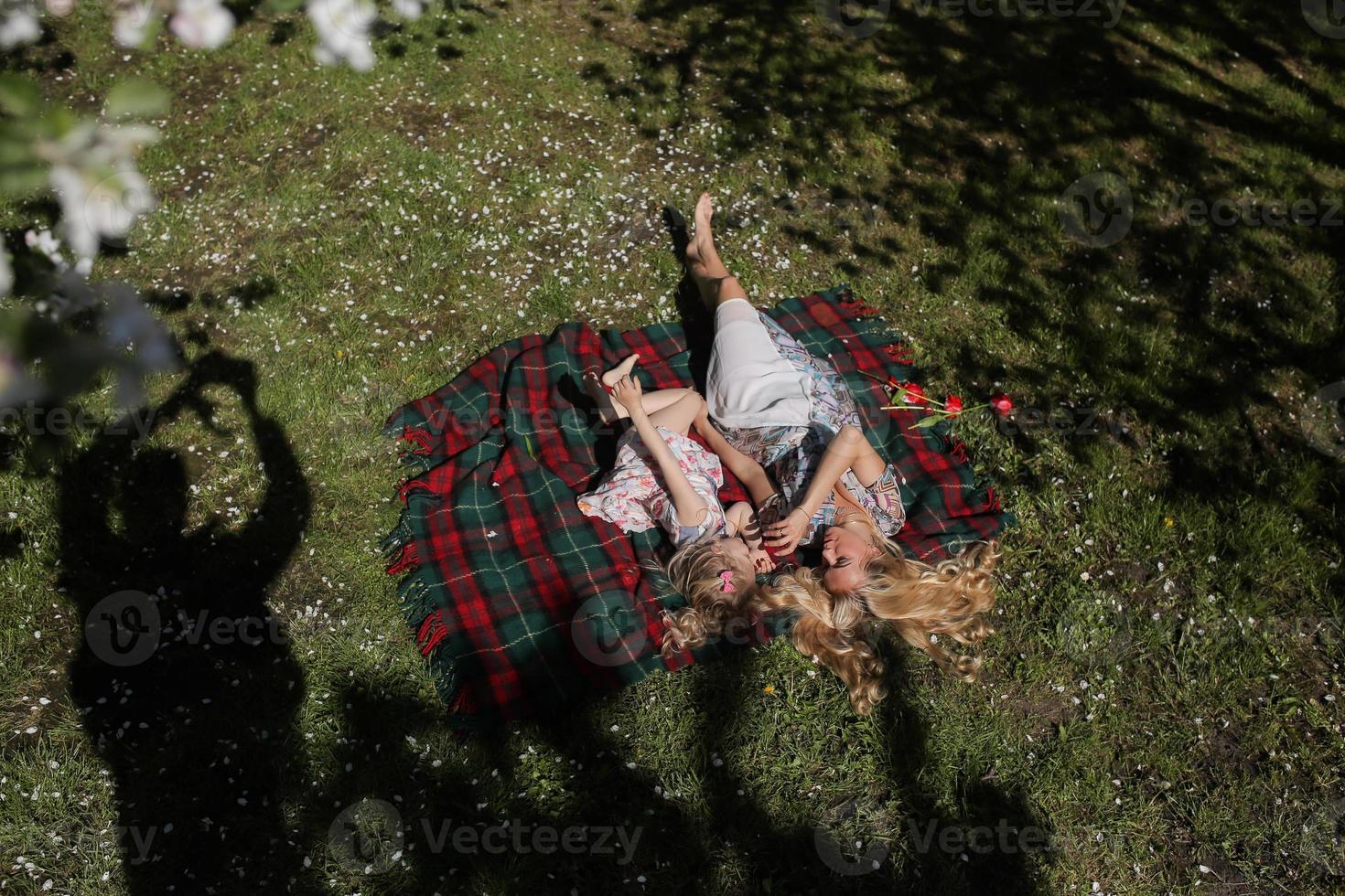 Mutter und Tochter im Garten foto