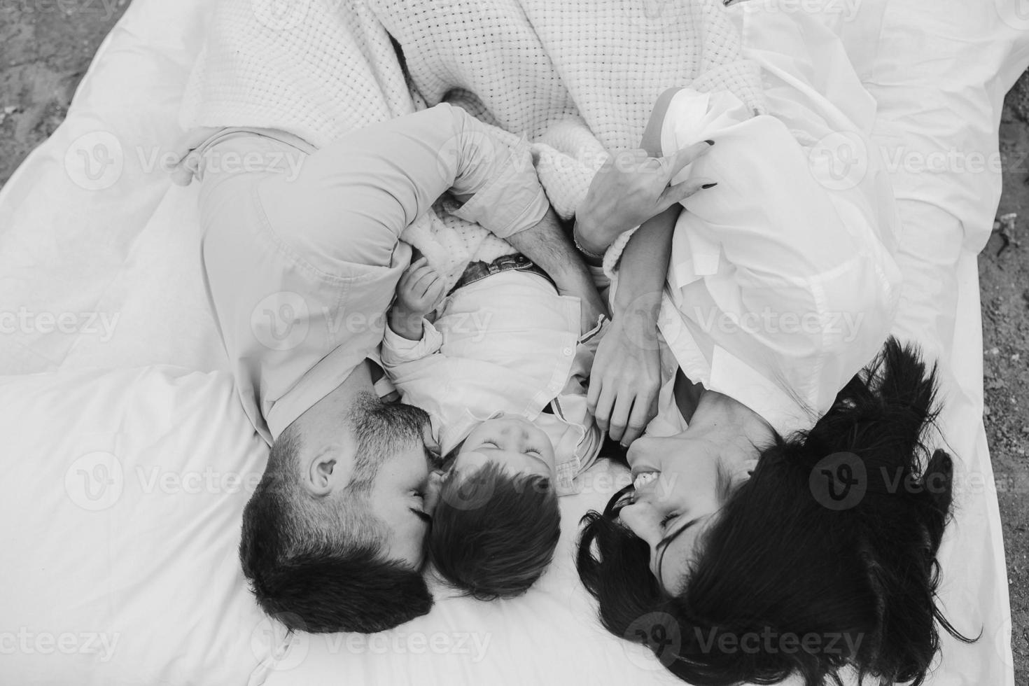 glückliche familie, die sich zusammen auf der matratze entspannt foto