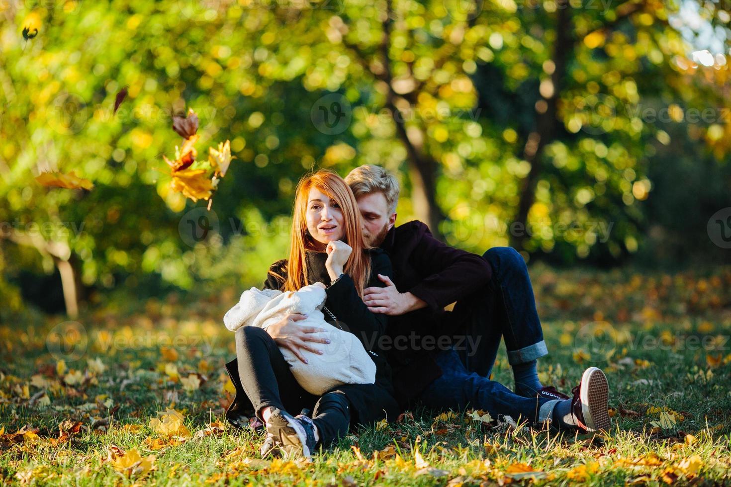 junge Familie und neugeborener Sohn im Herbstpark foto