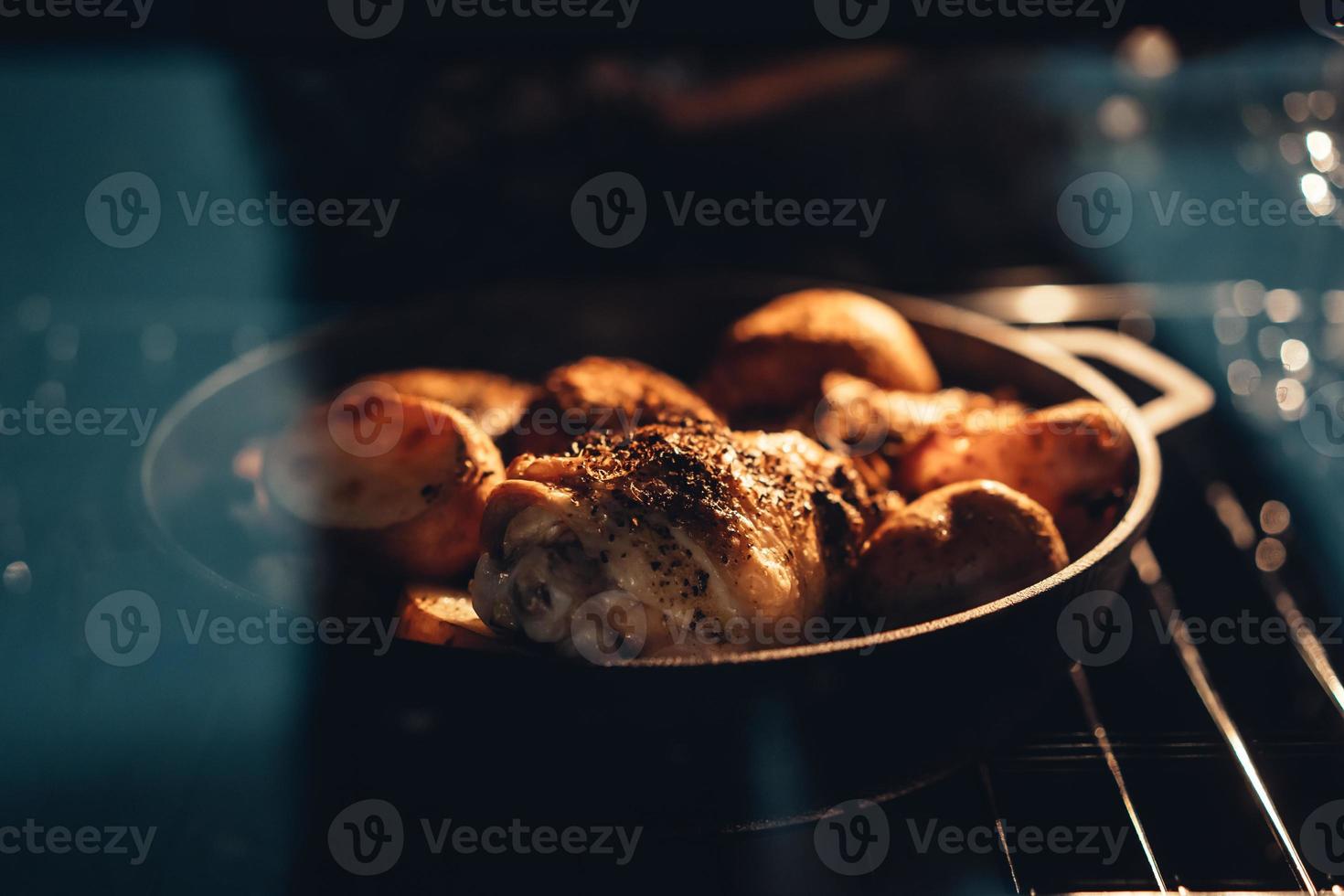 Hähnchengrillofen gebackene Hähnchenkartoffeln gebacken foto