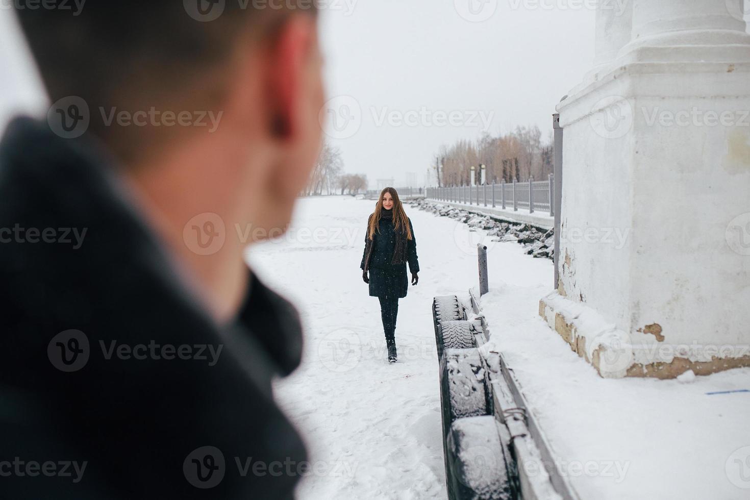 Mädchen geht zu dem Kerl foto