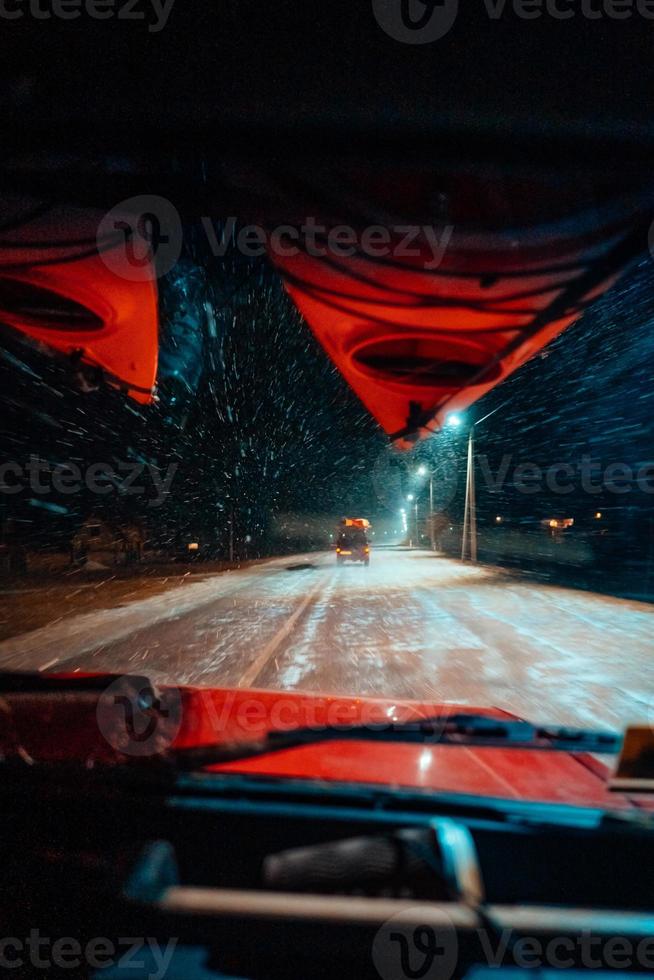 im auto blick auf schneefall sturm auf der landstraße foto