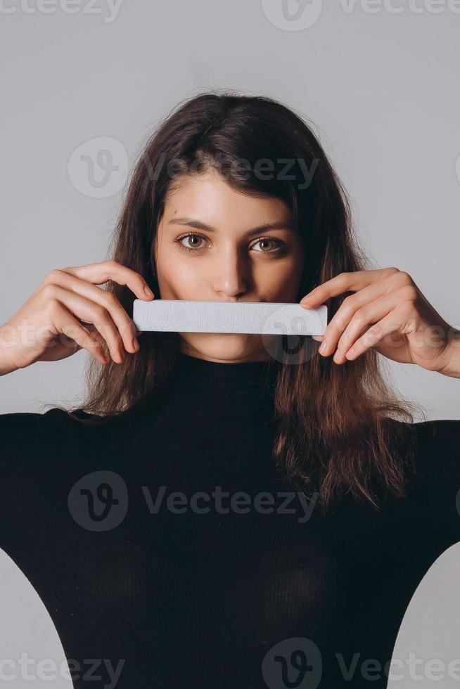 Porträt einer hübschen lächelnden Frau, die isoliert aufwirft foto