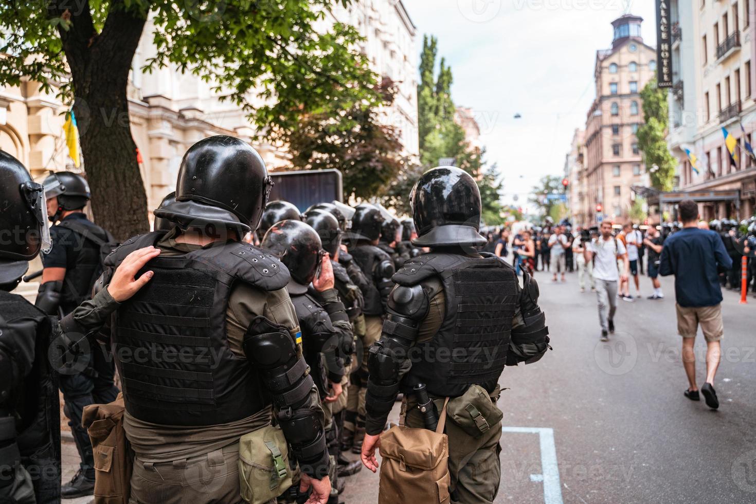 Polizei, um während der Kundgebung die Ordnung in der Gegend aufrechtzuerhalten foto