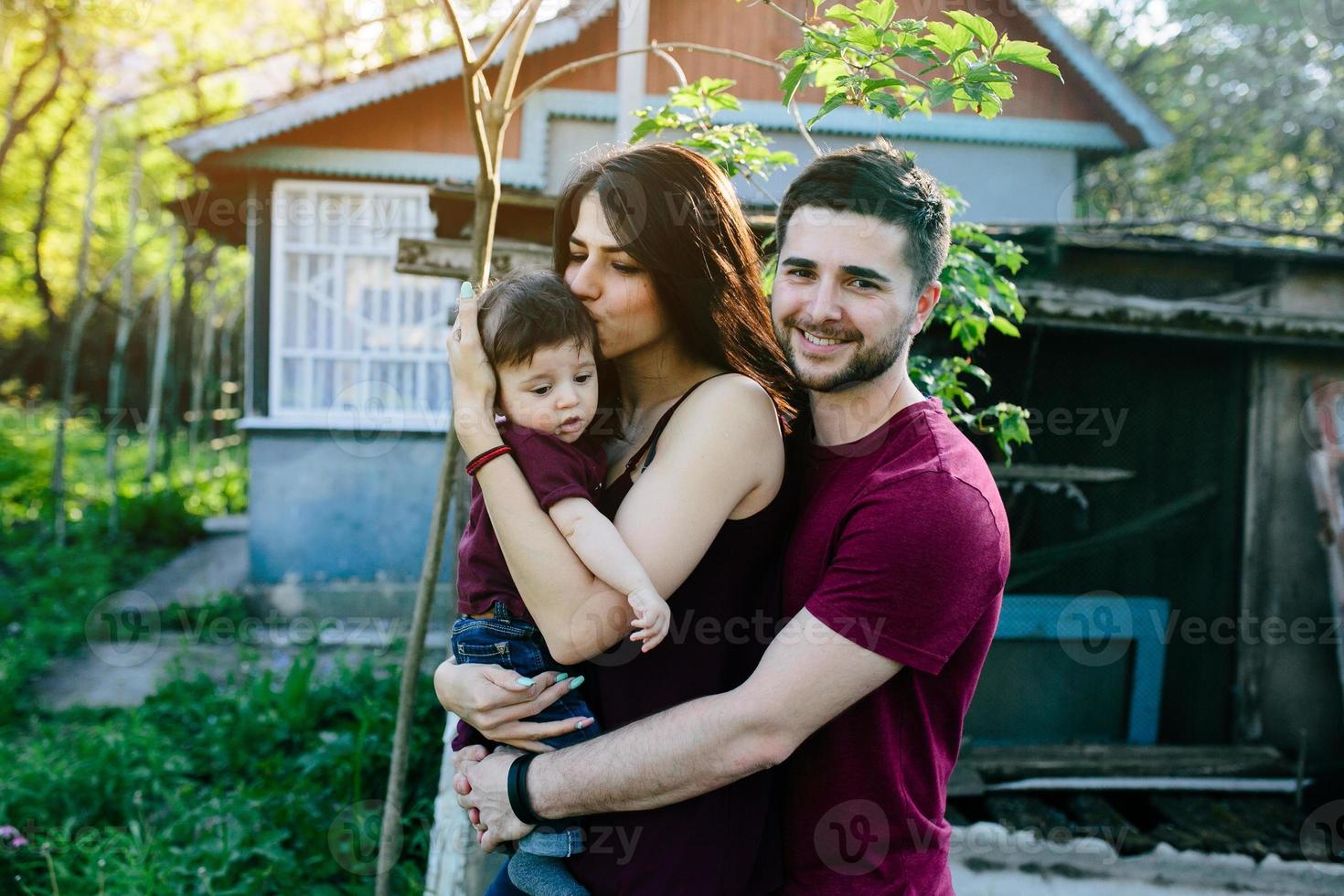 junge familie mit einem kind in der natur foto