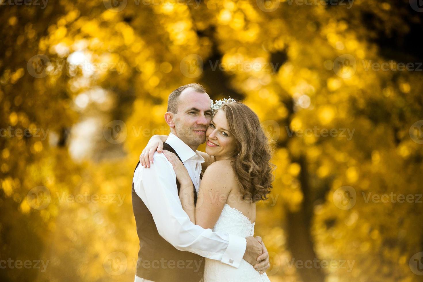 schönes Paar am Hochzeitstag foto