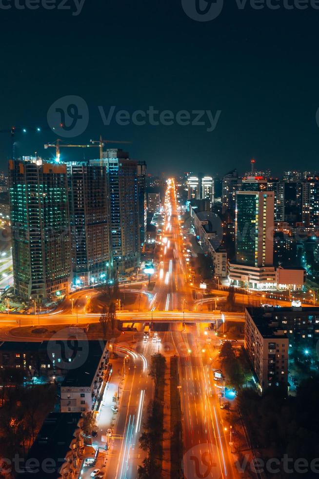 Panoramablick auf die Großstadt bei Nacht foto