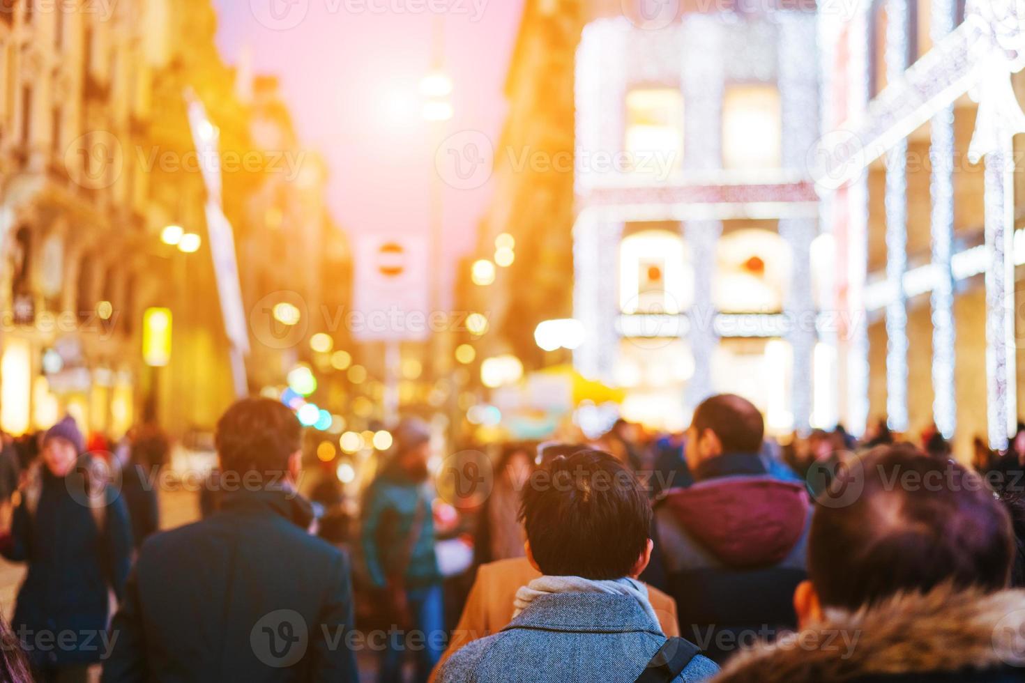 leute drängen sich auf einer belebten straße foto