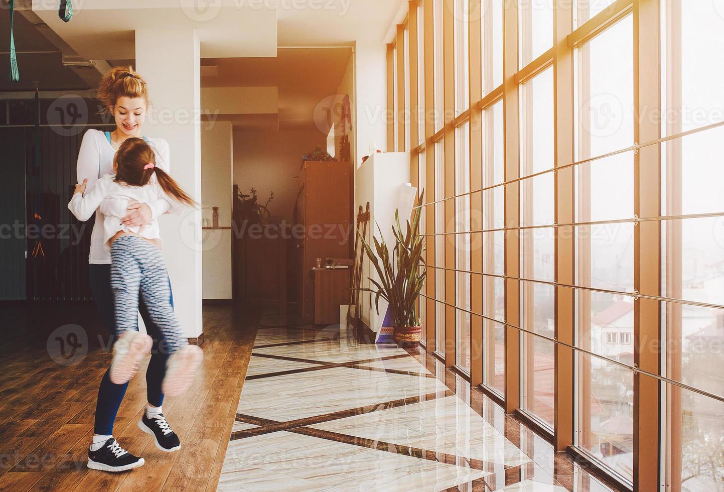 Mutter verdreht ihre Tochter im Fitnessstudio foto