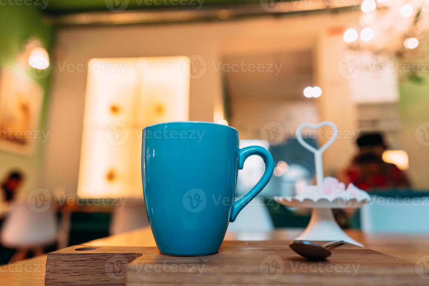 Heißer Cappuccino-Kaffee im Café auf Holztisch foto