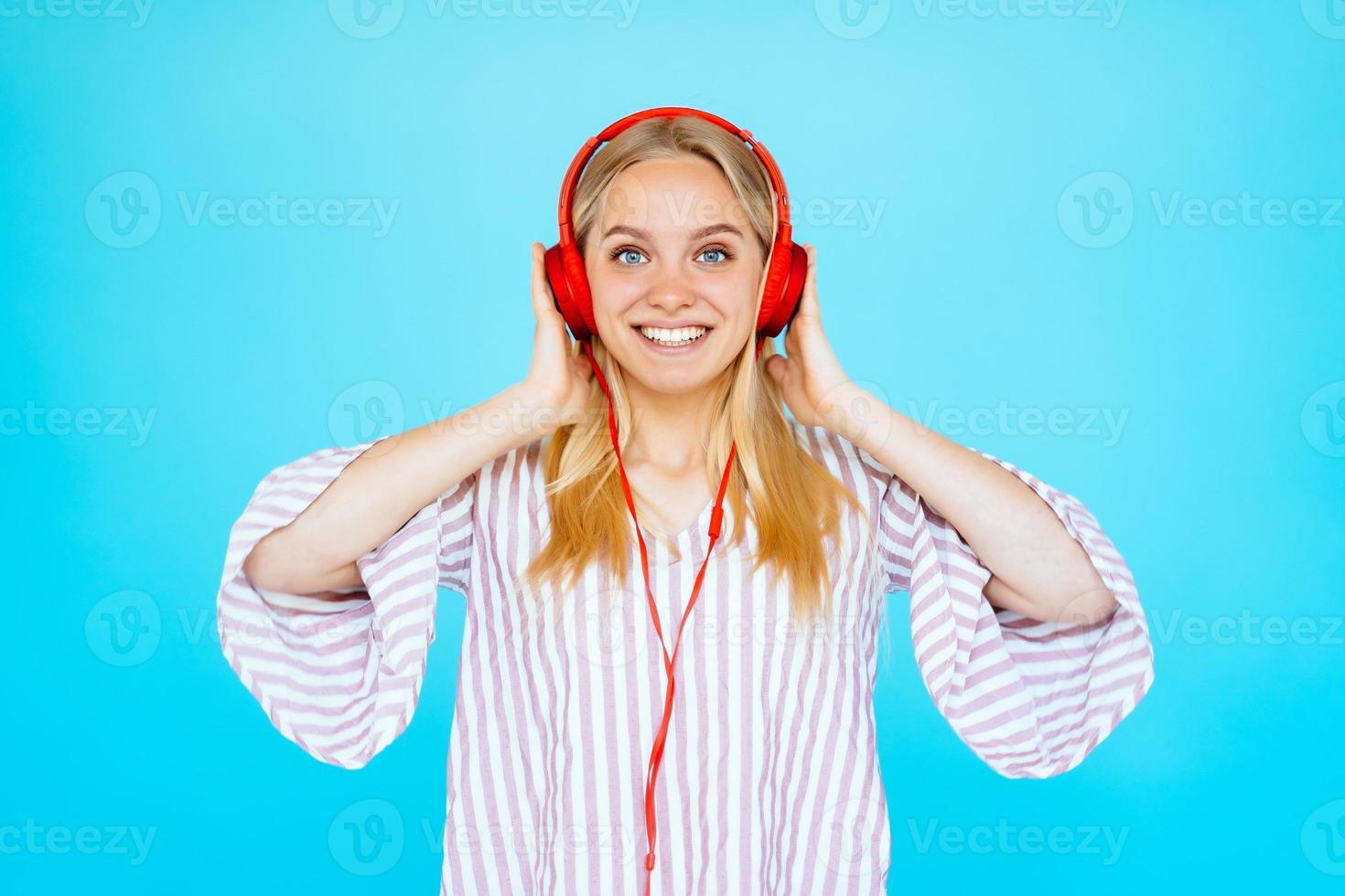 Tänzerin hört Musik in Kopfhörern foto