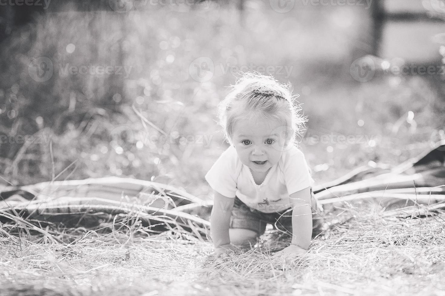 kleines Mädchen, das auf dem Rasen kriecht foto