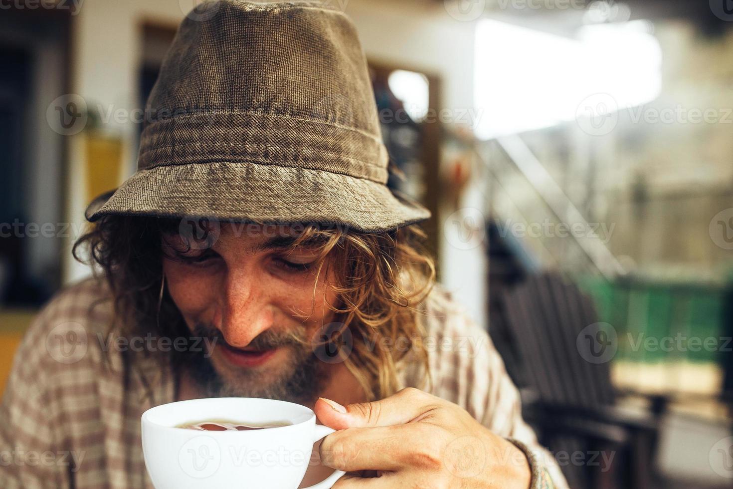 bärtiger Typ, der Kaffee trinkt foto