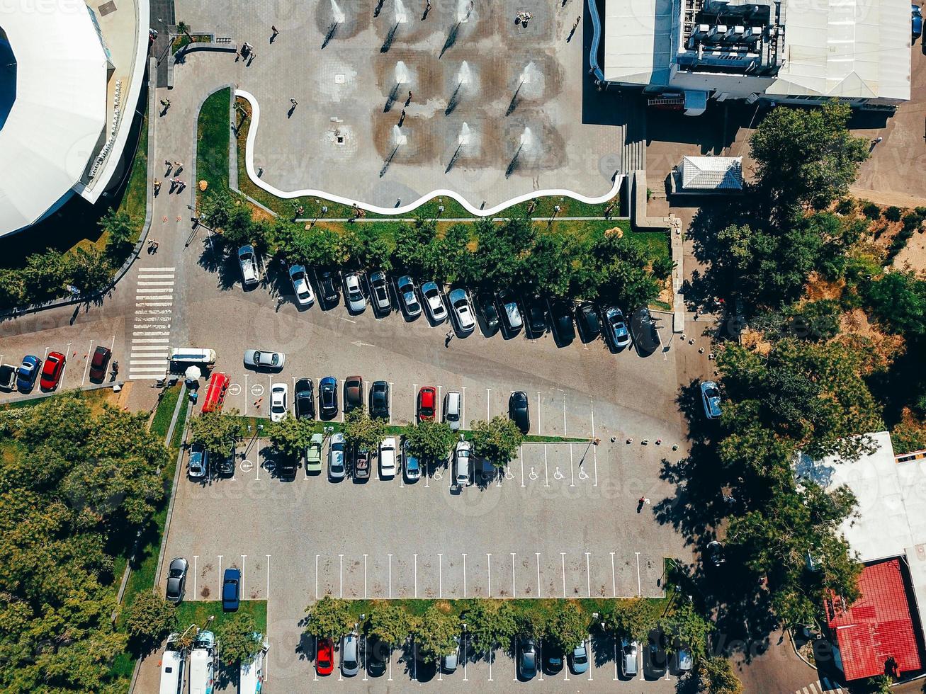 Luftaufnahmen moderner Stadtparkplätze von oben. foto