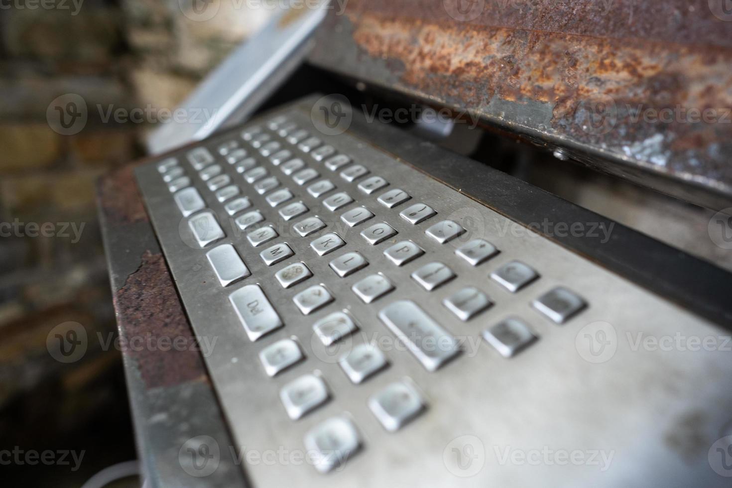 Sehr alter Computer, rostige Tastatur mit Monitor foto