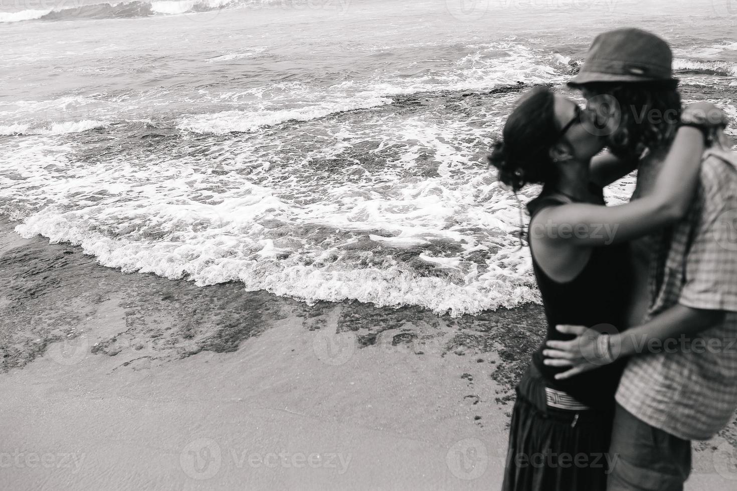 Paar an einem tropischen Strand foto