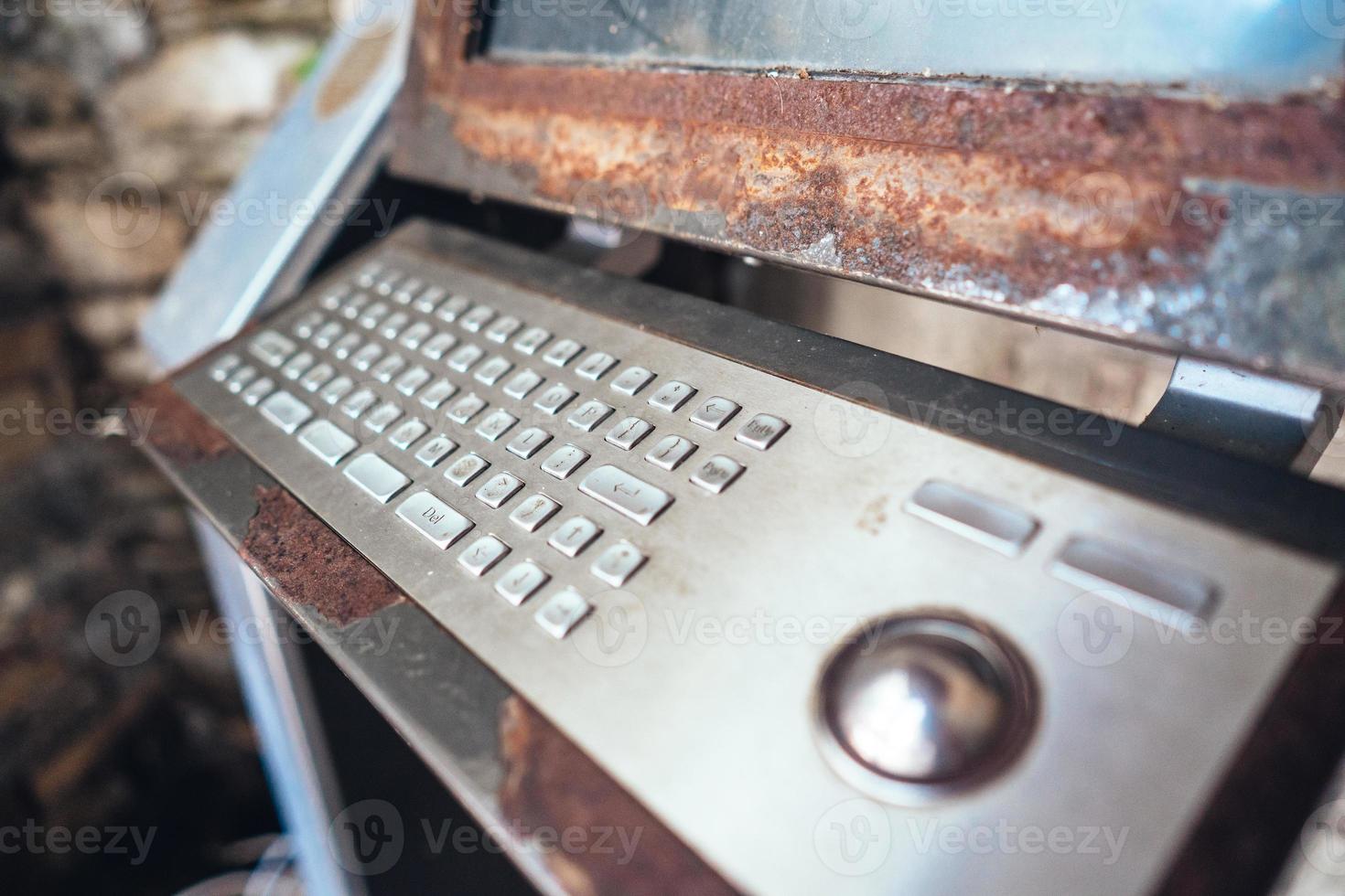 Sehr alter Computer, rostige Tastatur mit Monitor foto