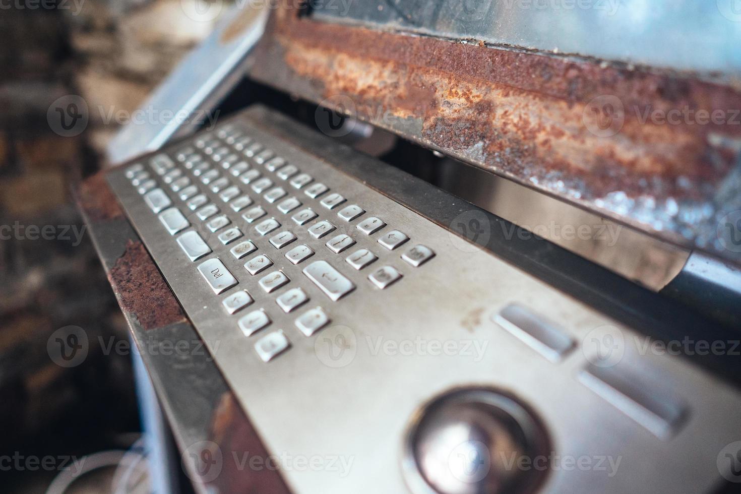 Sehr alter Computer, rostige Tastatur mit Monitor foto