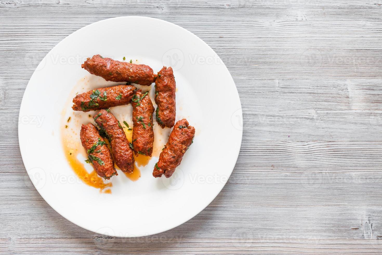 Hammel Seekh Kabab auf weißem Teller auf dem Tisch foto