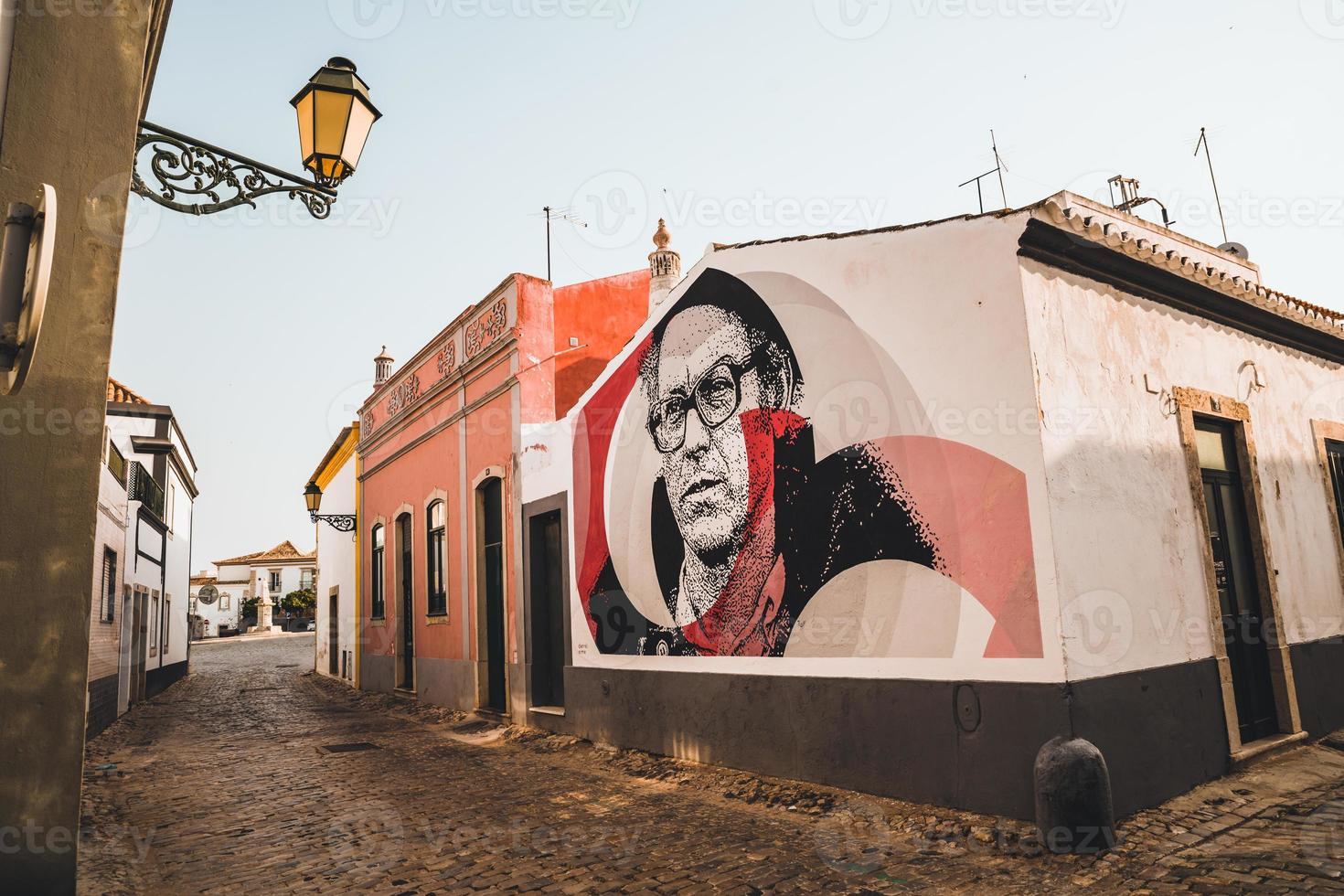 leere straße in faro, portugal foto