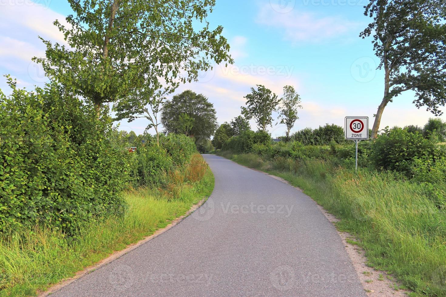 schöne aussicht auf landstraßen mit feldern und bäumen in nordeuropa foto