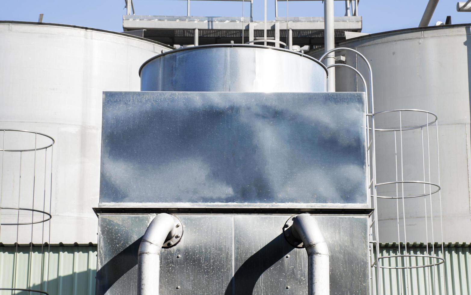Kühlwasserturm in Industrieanlage foto