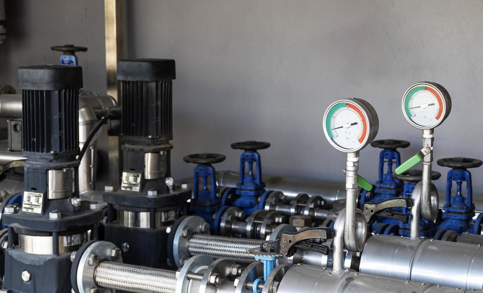 Rohrleitungssystem, um Wasser in den Produktionsprozess zu befördern. foto