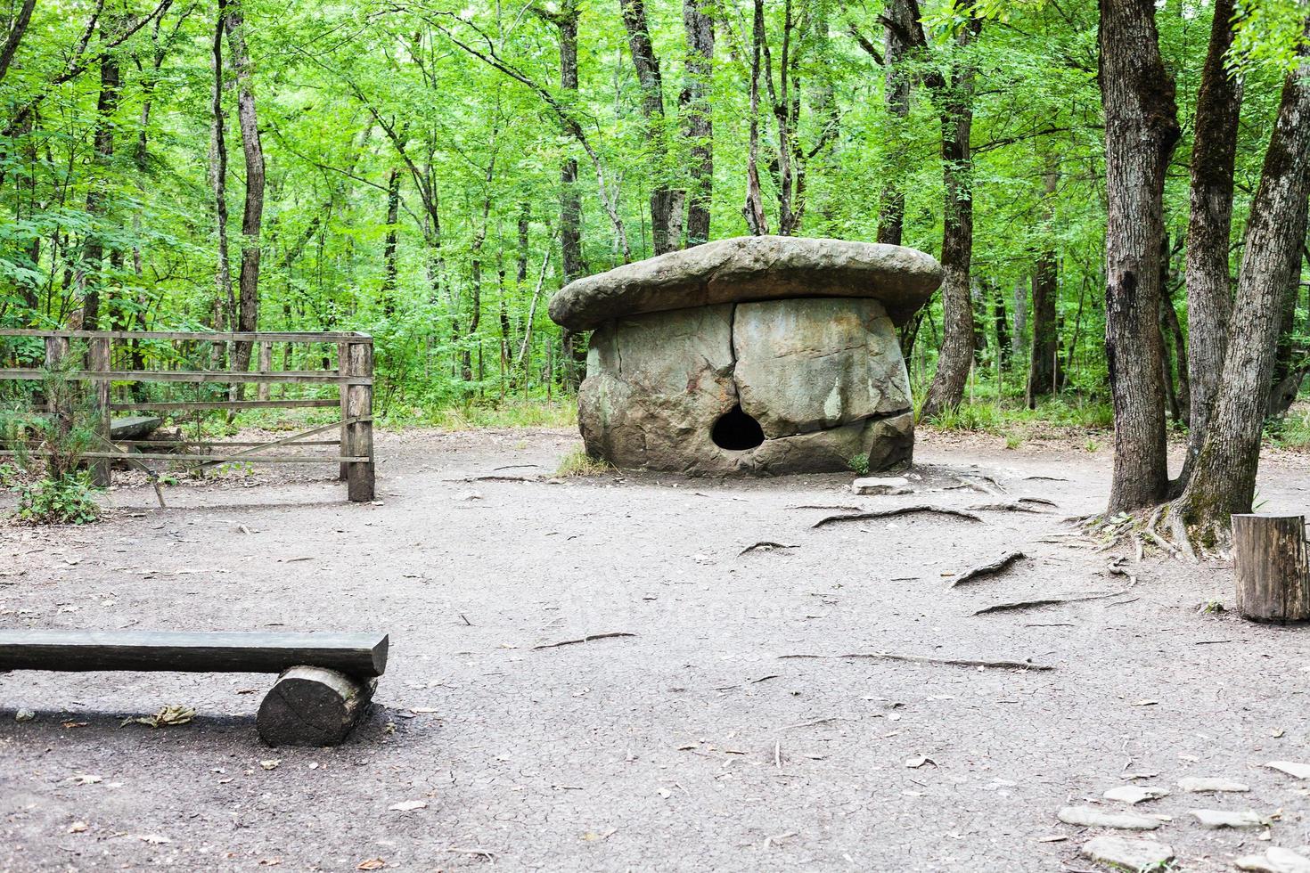 großer Shapsugsky-Dolmen in der Shapsugskaya-Zone foto