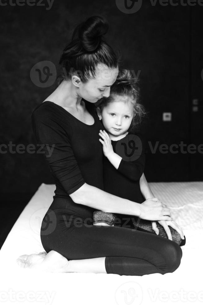 mutter und tochter haben spaß auf dem bett foto