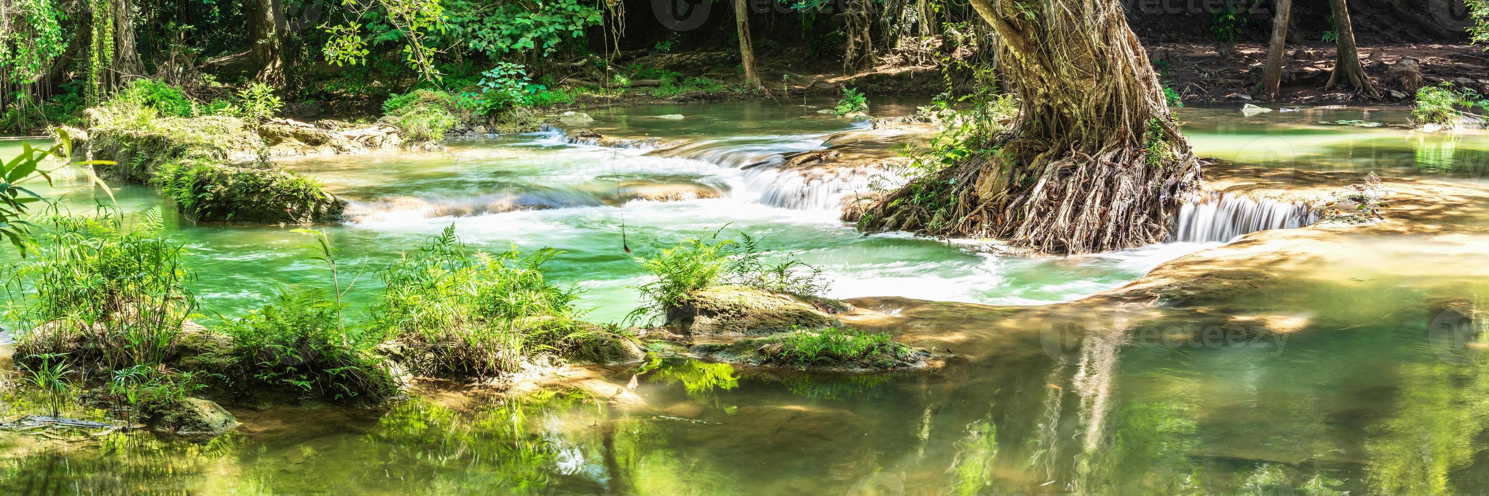 Wasserfall in einem Wald auf dem Berg im tropischen Wald foto