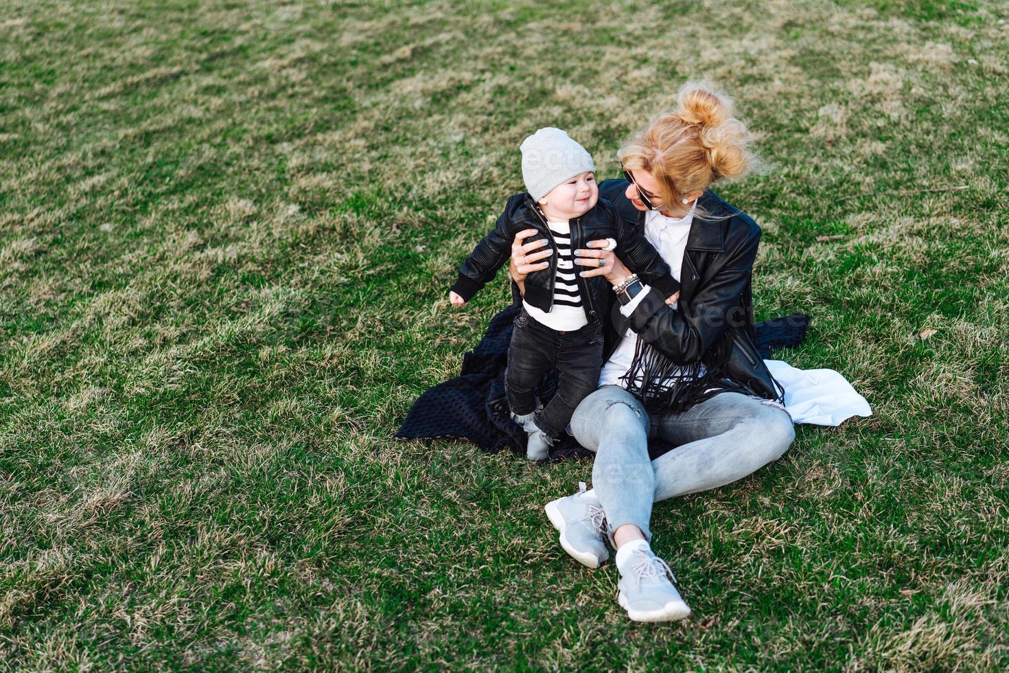 junges Mädchen und Kind auf grünem Gras foto